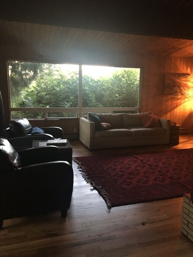 Foto del edificio - 3240 NW Elmwood Dr