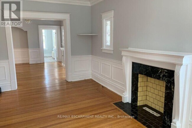 Building Photo - 2 Undermount Ave