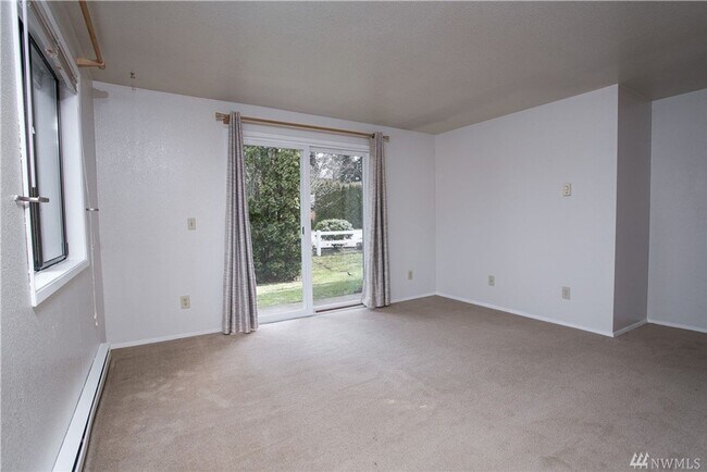 Building Photo - Beautiful Bright 2-bedroom Ground Unit Condo.