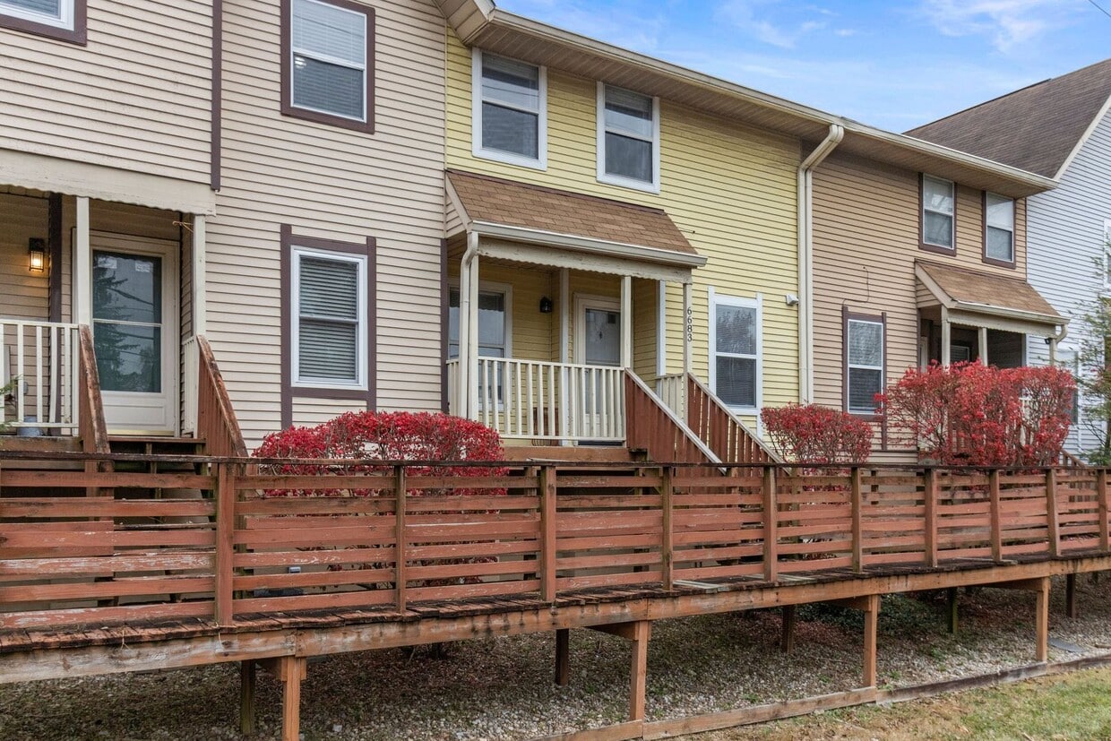 Broad Ripple townhome with garage, updated kitchen, and walkable convenience! - Broad Ripple townhome with garage, updated kitchen, and walkable convenience!