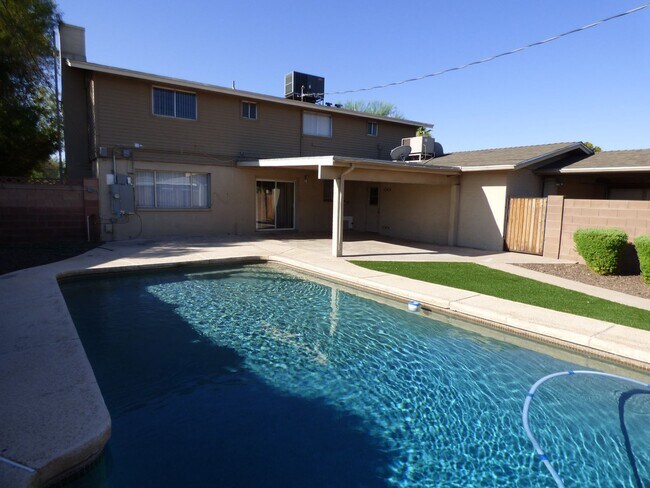 Building Photo - 6 Bedroom! 4 1/2 BATHS!  ASU! Diving Pool!...