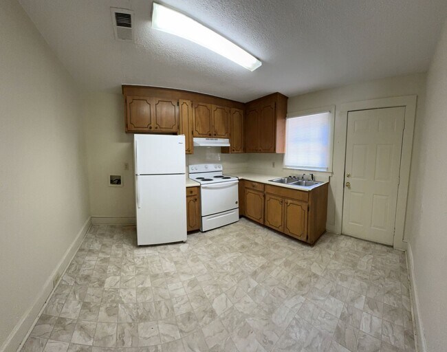 Foto del edificio - 421 Cokesbury Rd