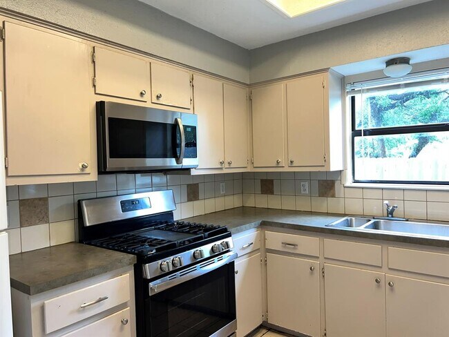 Foto del edificio - 1010 Tiffany Ln