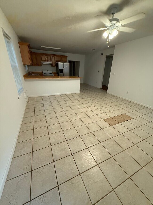 Building Photo - 4 Bed 2 Bath House with Bonus Room and Fen...