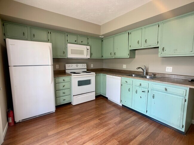 Building Photo - 132 Capri Ln