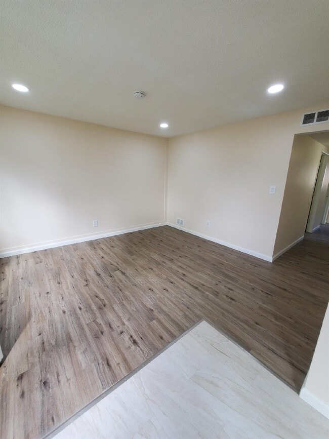 Building Photo - Updated 3 Bedroom Ranch w/ Tiled Flooring ...