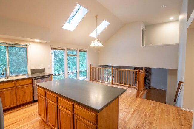 Building Photo - 4bd/2.75ba Sammamish Home
