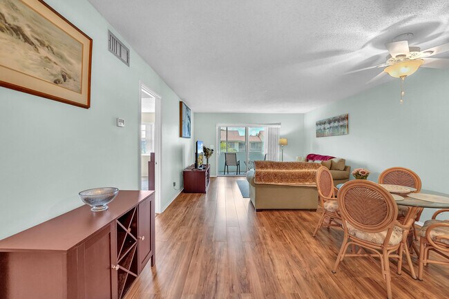 Foto del edificio - 210 Lake Evelyn Dr