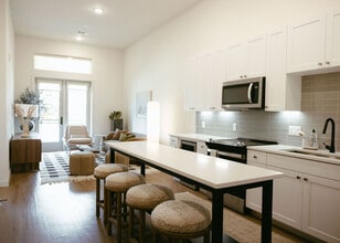 Building Photo - Oakhouse