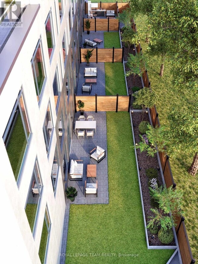 Building Photo - 398 Roosevelt Ave