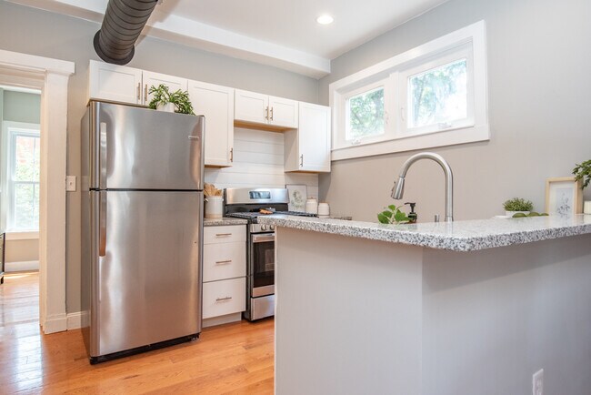 Foto del edificio - 318 N Duke St