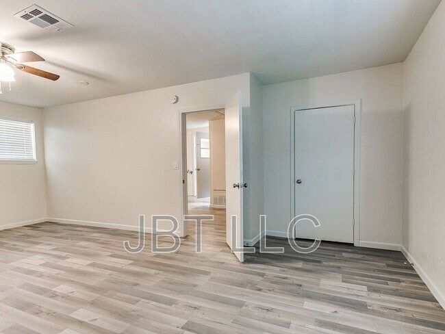 Foto del edificio - 4416 Meadowoak Dr