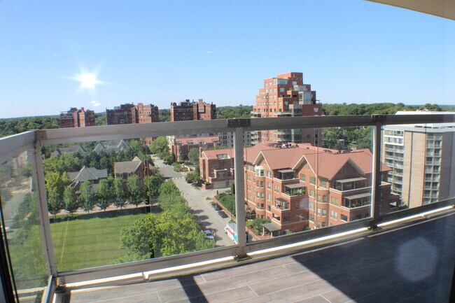 Foto del edificio - 221 W 48th St