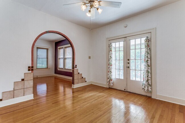 Foto del edificio - 2-BEDROOM UPSTAIRS DUPLEX OVERLOOKING SAN ...