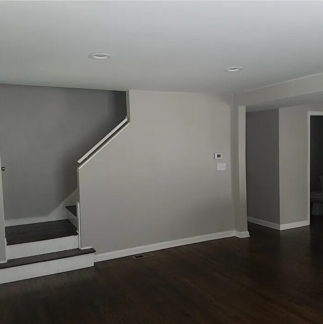 Building Photo - 415 E 63rd Ter
