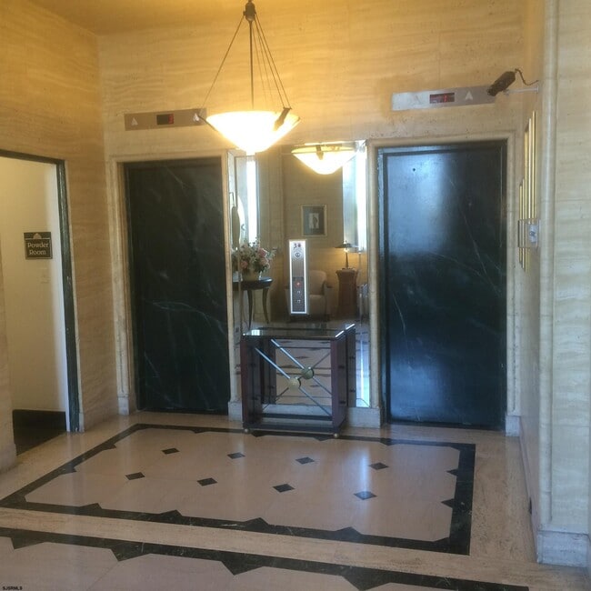 Building Photo - 112 S Oxford Ave