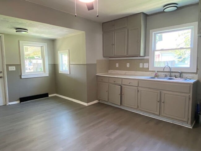 Building Photo - Three bedroom, one bathroom, single home i...