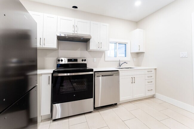 Photo du bâtiment - Main Floor * 2 Bedroom DUPLEX for rent* newly renovated*AVAILABLE NOW