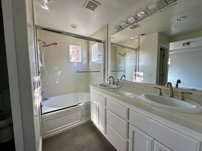 Foto del edificio - STYLISH SPACES FACING A GREENBELT DETACHED HOME | BLOCKS FROM EVERYTHING