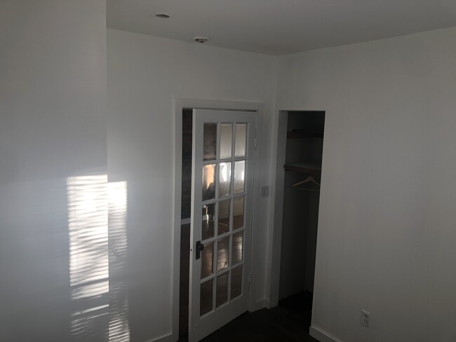 Building Photo - 817 Cameron St