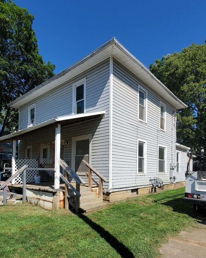 Exterior - 901 W Chestnut St