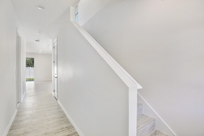 Building Photo - 1701 E Orange Ave