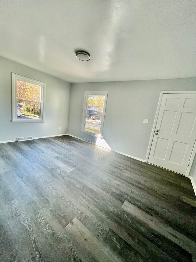 Building Photo - Welcome to this charming 3-bedroom, 1.5-ba...