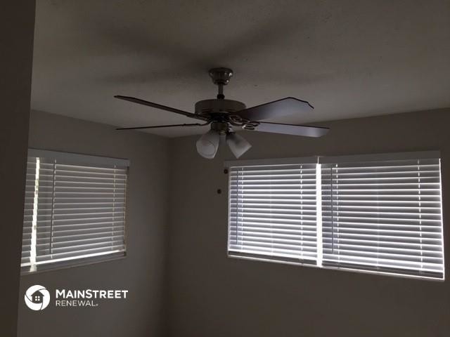 Foto del edificio - 1585 E Breezy Ln