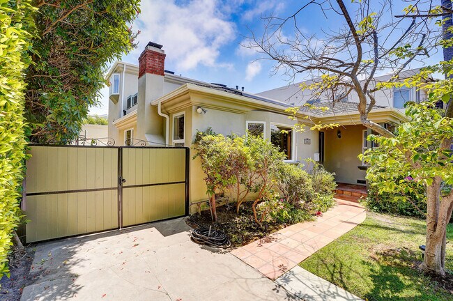 gate to backyard - 10450 Ilona Ave