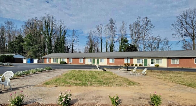 Building Photo - Meadowood Apartments