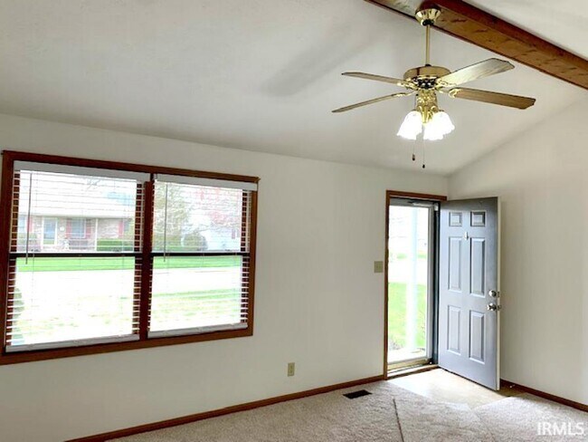 Foto del edificio - 7437 Pendleton Ave