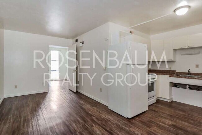 Foto del edificio - 770 N Dodge Blvd