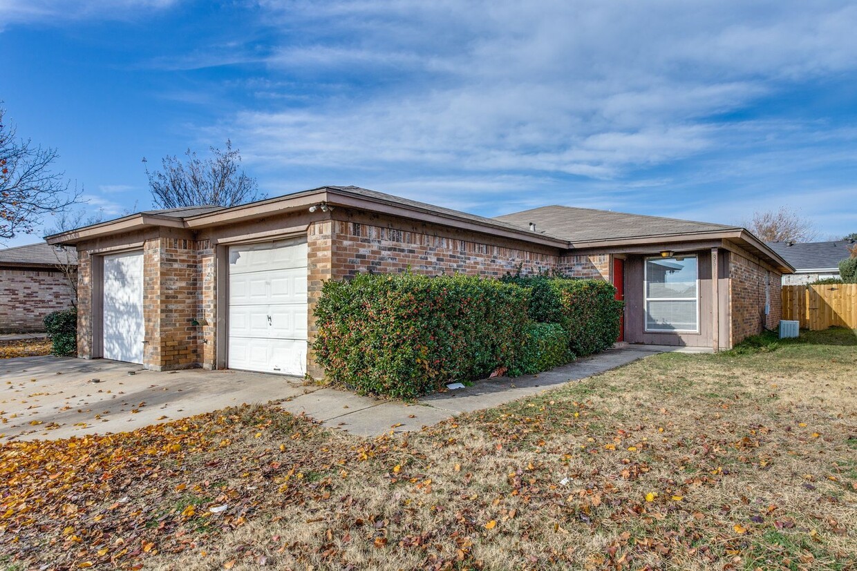 Foto principal - Don't Miss Out! 2-Bedroom Ft. Worth Duplex