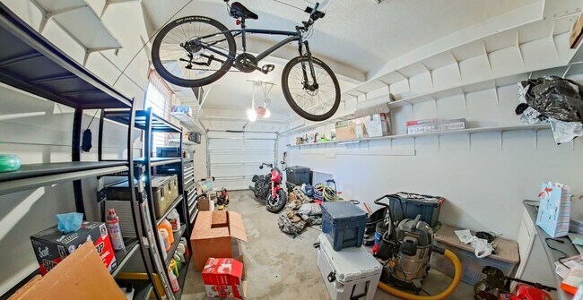 Foto del edificio - 3D Tour Available - Gorgeous West Side Home with Garage + Fenced in Back Yard! Available Now!