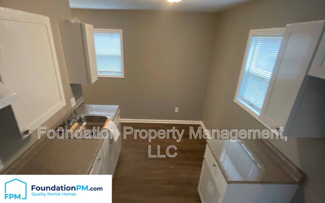 Building Photo - 998 Restbrook Ave