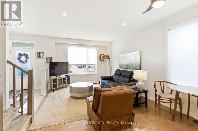 Building Photo - 820 Bascule Pl