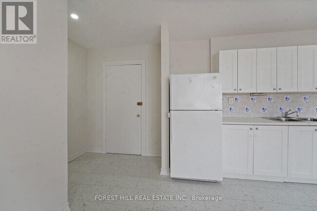 Building Photo - 2839 Keele St