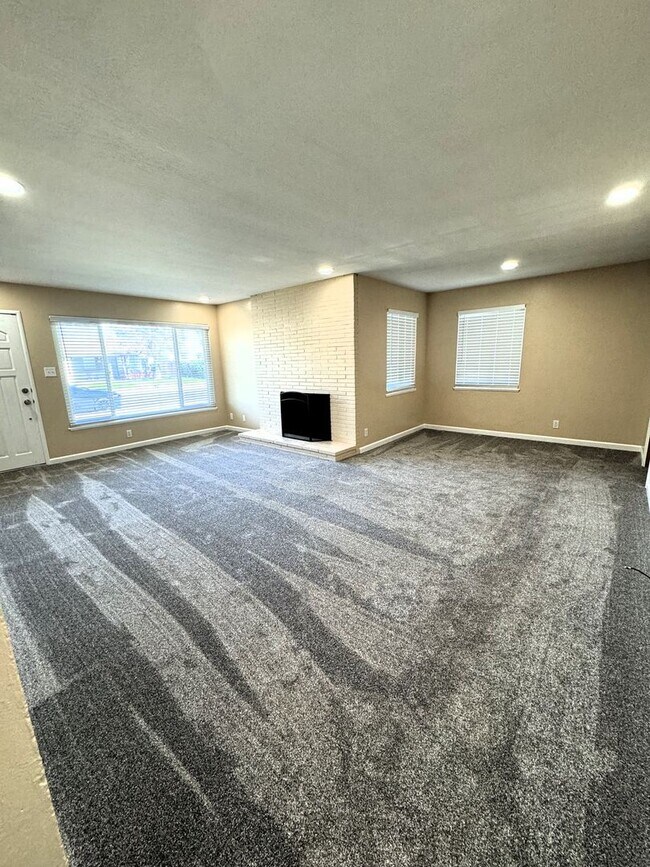 Foto del edificio - 3-Bedroom Home with Spacious Backyard Available to move in April 1