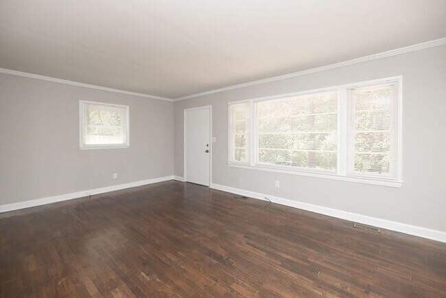 Building Photo - Retro home in trendy Carrboro