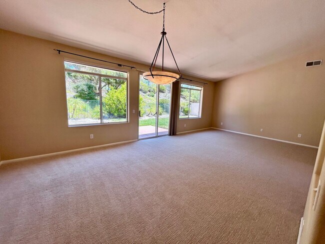 Foto del edificio - Spacious 4 Bed/2.5 Bath Home Escondido