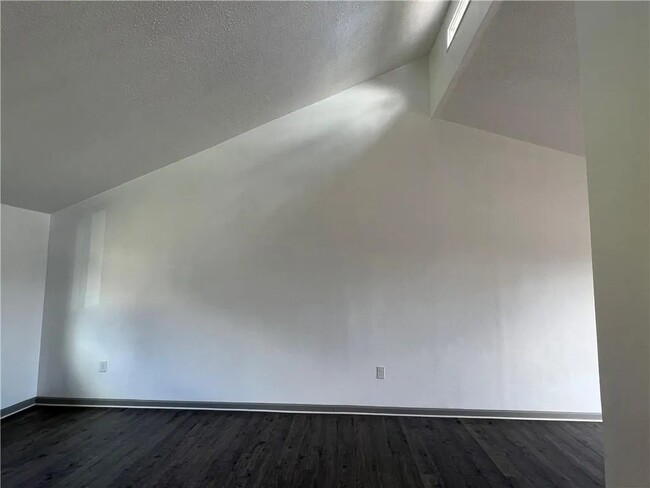 Building Photo - 121 Sassafras Dr