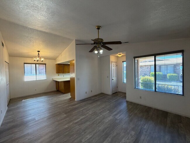 Foto del edificio - DARLING TOWNHOME FOR RENT!