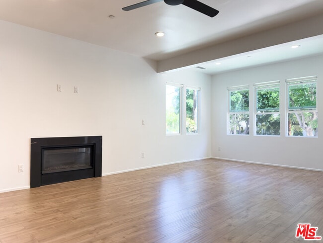 Foto del edificio - 843 N La Fayette Park Pl