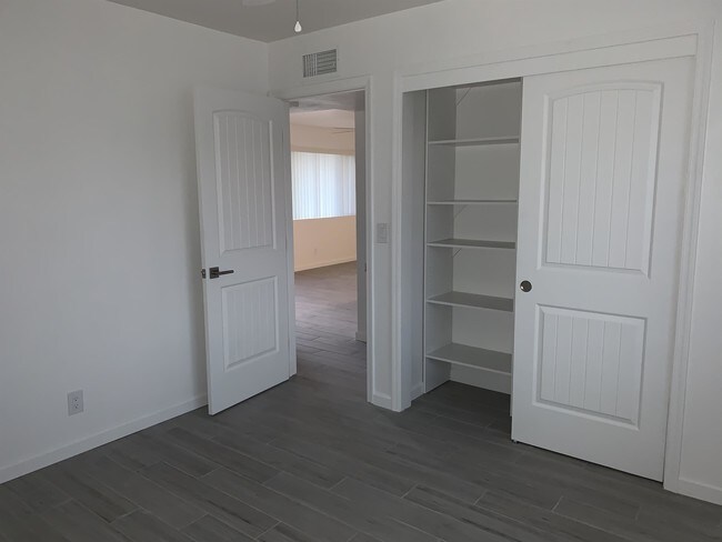 Foto del edificio - 7102 E Oak St