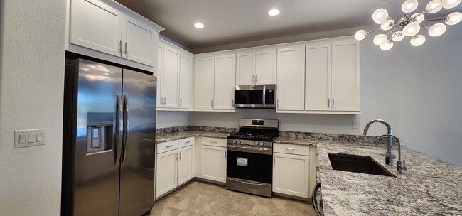 Kitchen with Gas Stove & Reverse Osmosis - 2192 W Sierra Sunset Trl