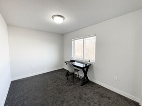Building Photo - 1331 N Windsor Ave