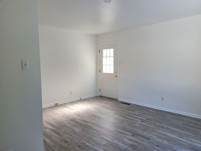 Building Photo - Cute and clean 1 bedroom duplex unit