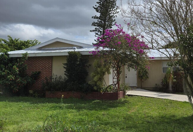 Building Photo - 750 Altura St