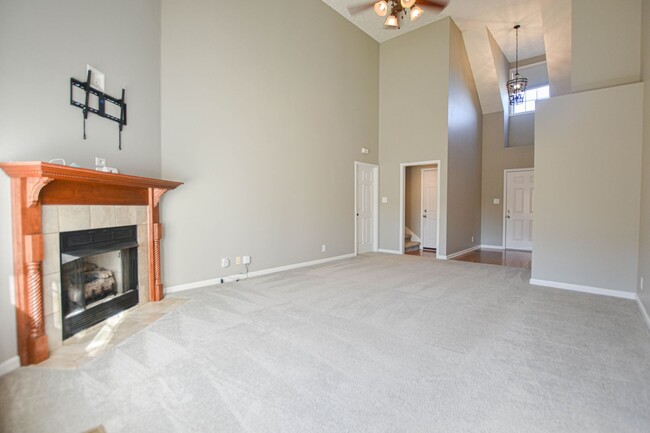 Building Photo - Dog Friendly Three Bedroom with Bonus!