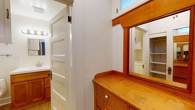Foto del edificio - Downstairs Spacious Studio at the Charming...